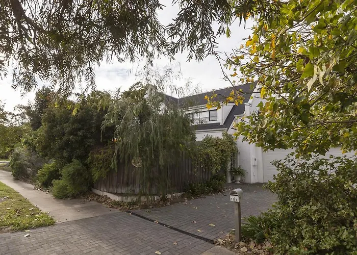 Aarn House B&B Airport Accommodation
