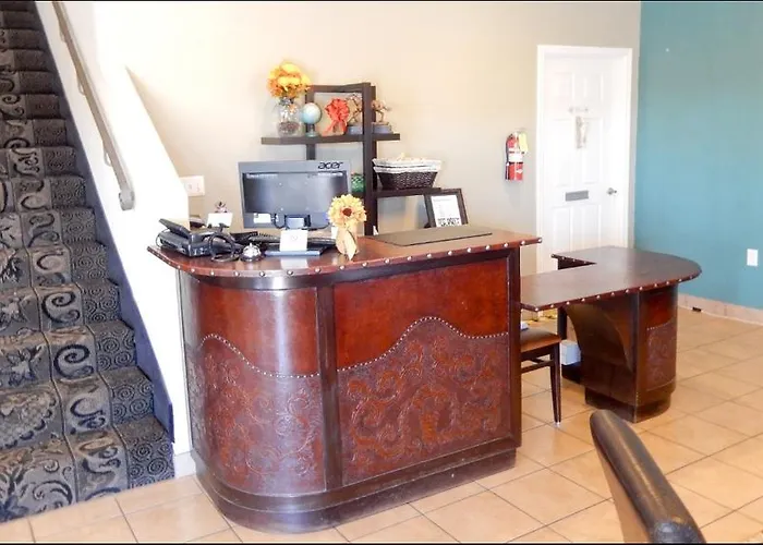 Econo Lodge Inn & Suites