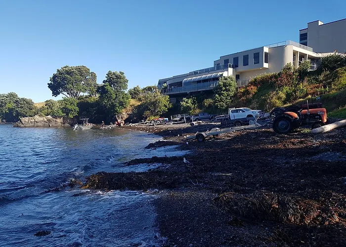 Te Kaha Beach Hotel
