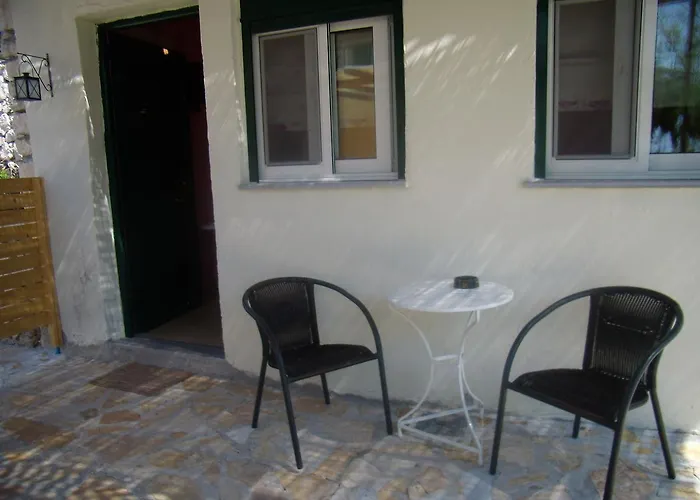 Zephyros Rooms And Apartments