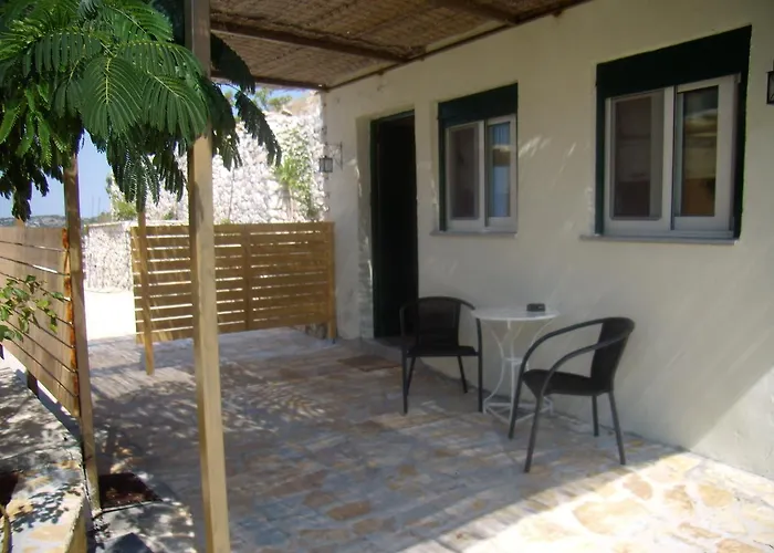 Zephyros Rooms And Apartments