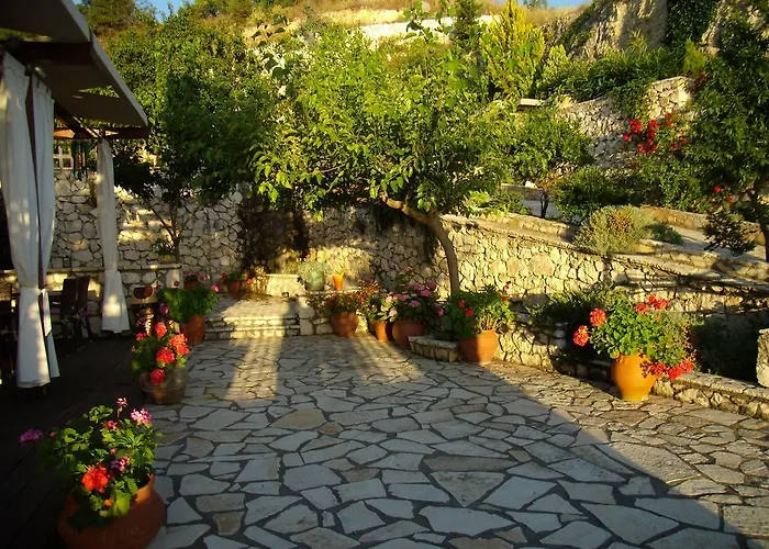 Zephyros Rooms And Apartments