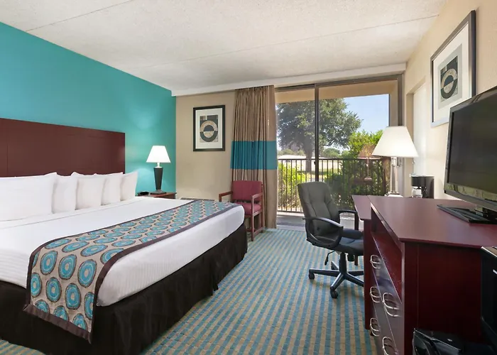 Howard Johnson By Wyndham Arlington Ballpark / Six Flags