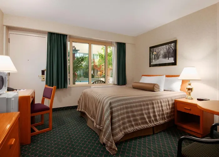 Travelodge By Wyndham Winnipeg East
