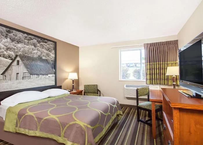 Super 8 By Wyndham Richlands/Claypool Hill Area