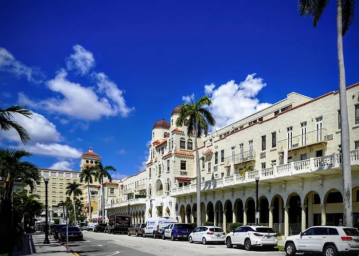 Palm Beach Historic Hotel: Petite Retreat Near Beach