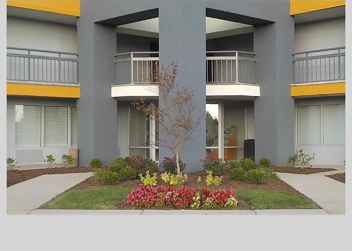 Clarion Pointe Indianapolis Northeast