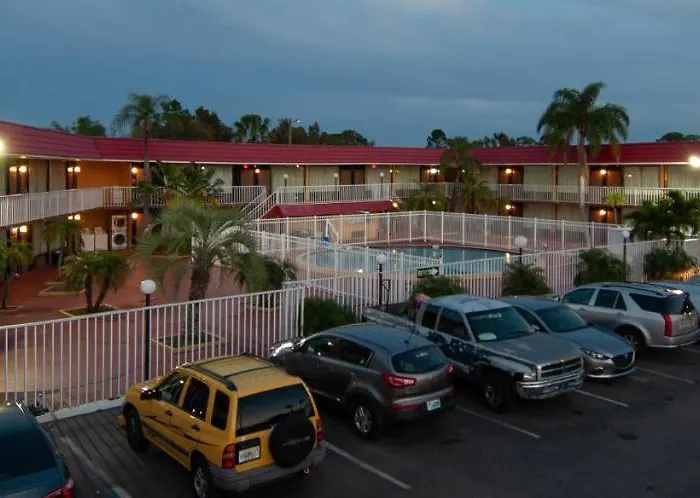 Express Inn & Suites - 5 Miles From St Petersburg Clearwater Airport