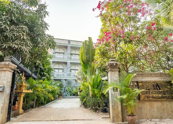 Reveal Courtyard In Reveal Angkor
