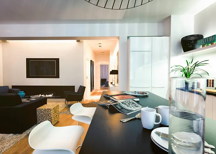 Charles Home - Grand Place Aparthotel