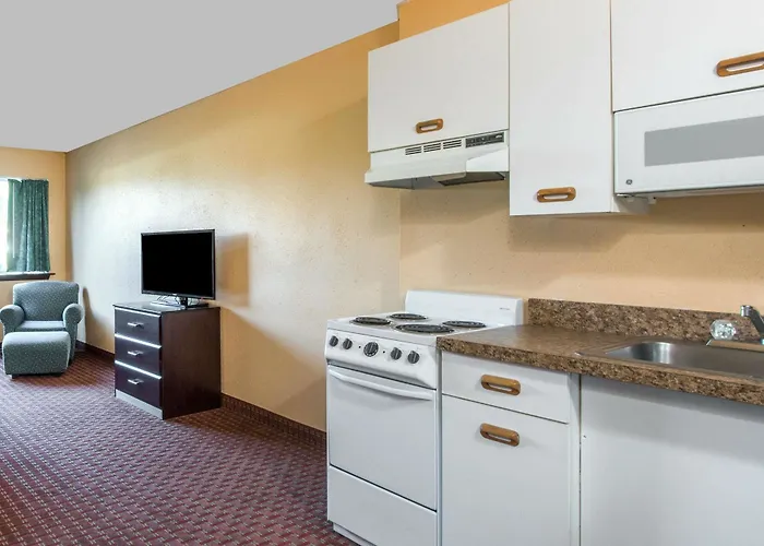 Days Inn & Suites By Wyndham Groton Near The Casinos