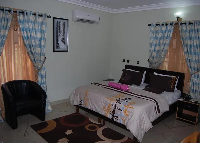 Nue-Crest Hotels & Suites