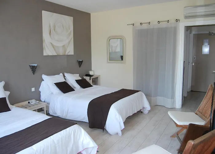 Les Aubuns Country Hotel