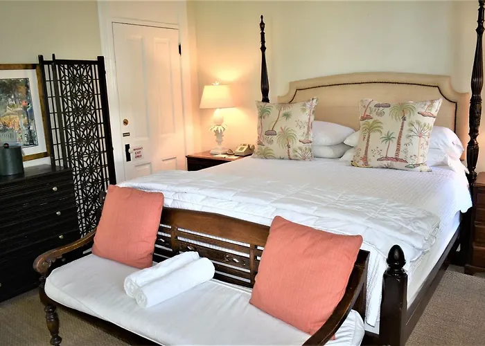 Simonton Court Historic Inn & Cottages