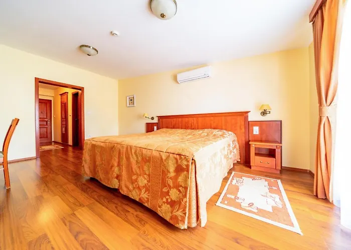 Pannon Hotel Maganparkoloval, With Private Parking Lot, Bejelentkezes 20 Oraig,Check-In Until 20 O'Clock