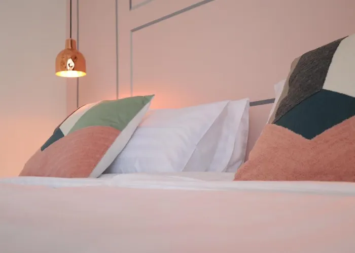 Goodnight Poshtel + Free Netflix